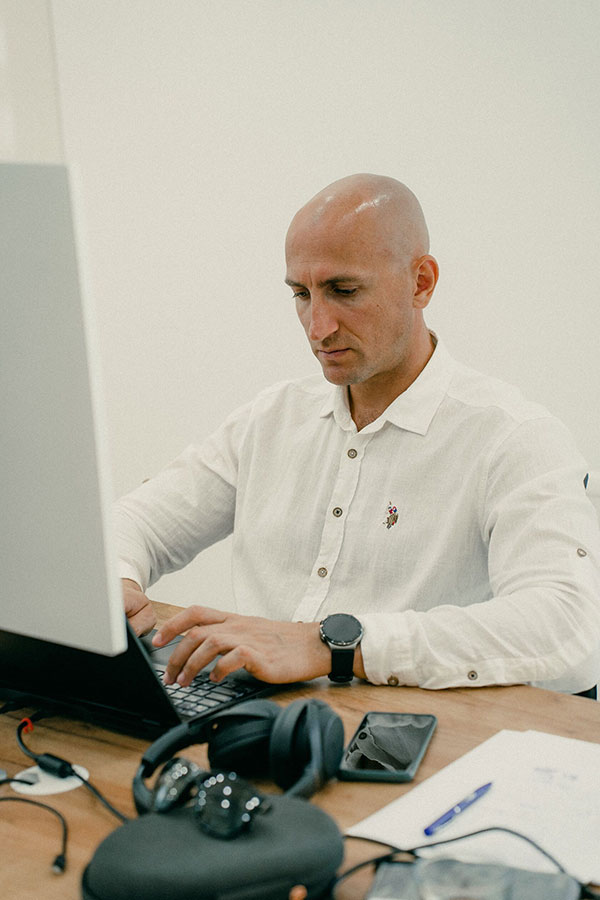 Андрей Ксенев за работой